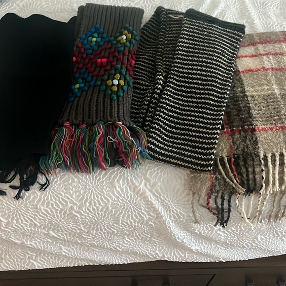 Scarfs - Picture 1 of 3